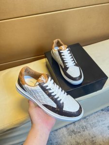 路易威登 原单品质.～ 独特现代风运动鞋。休闲鞋潮男必备款 意大利进口原版品牌，进口原版皮，羊里 拒绝脱色磨脚 鞋底：原厂特供原版底，法国懒人风格设计 贴脚 在