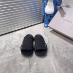 出厂 Balenciag* 巴黎世家拖鞋 升级版推出Speed 2.0 版本全新袜子鞋拖鞋 原厂货 绝非通版 2.0版的袜子部分可以把脚背和脚踝完全包裹起来 鞋
