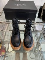 PRADA 普拉达 24ss秋冬走秀款靴子 太古汇原版购入爆拆复刻 鞋子上脚很轻便，走路舒适度都很赞 运用三角标设计风格值得拥有 鞋型韵味超赞，非常有特色的设计