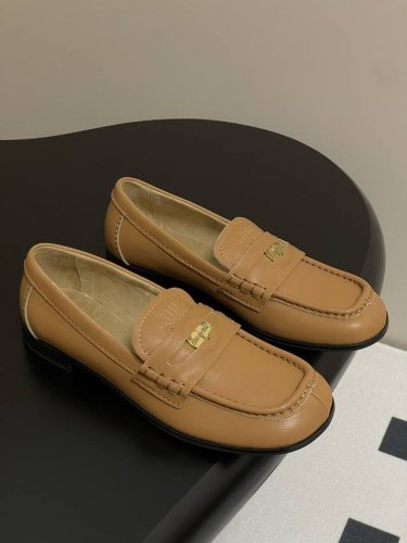 miu Miu 25Ss 缪缪春夏新款 方头乐福鞋硬币平底小皮鞋 细节的设计在一众乐福鞋中脱颖而出 整体鞋型圆滑秀气 一点不笨重 可以完全露出脚踝处 称得腿部线