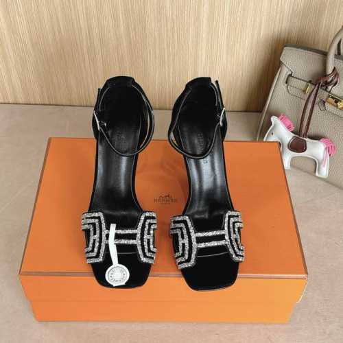 10.5Cm组图 出厂价p Hermes 爱马仕 Joy 105高跟凉鞋 时尚又百搭 搭配H鞋头 超级舒服 每个细节都做到极致 搭配同色调标志性纯鞋扣 设计简约