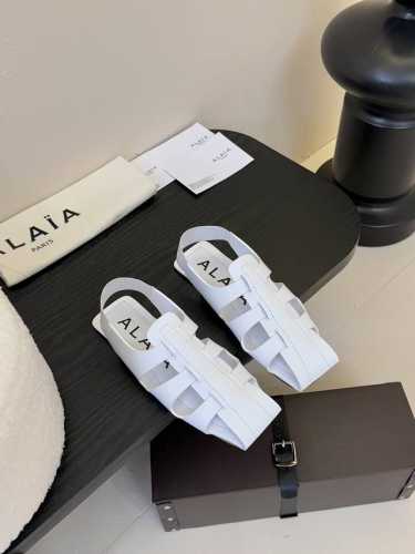 Alaina 阿莱亚25ss早春新品 方头 罗马平底凉鞋这一季的鞋履全新视觉体验 俏皮搭配 显得酷酷的真是绝美 鞋柜必备的时尚单品。面料采用进口小牛皮 内里垫脚