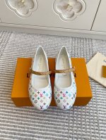 Louis L驴家Roma新款玛丽珍芭蕾舞平底单鞋 顶级品质 本款 Romy 平底芭蕾鞋融合柔软羊皮革鞋面和皮革外底，营造轻盈舒适的穿着体验。圆润鞋头和纤细漆面
