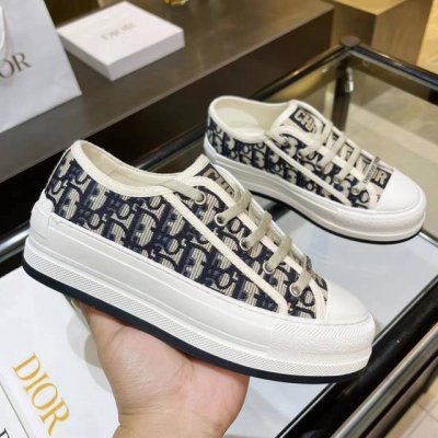 p直销P直销 ，迪家爆款老花厚底刺绣，女神款 Dior 年大爆款，鞋面继承经典老花系列，内里羊皮，牛皮垫脚，橡胶大底轻便，大底厚5Cm,让你立刻变大长腿，超级百