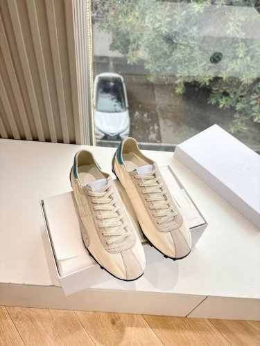 出厂 顶级版本 Mm6德训休闲鞋鬼才设计师品牌，一个轻奢品牌上脚很百搭哦，也很随脚舒适，这一款德国训练鞋延续了经典的T形真皮拼接设计，经过设计团队多次的精心改良