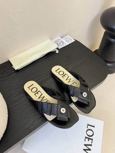 平底 中跟 loew* 罗意威 25Ss夹趾皮面拖鞋 毫不费力的时髦感拖鞋 造型别致 舒适度肉眼可见 慵懒随性又不失优雅 夏日清凉出门 对版牛皮面料 羊皮内里