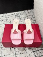 顶级版本 Roger Vivier Rv 25Ss 春夏新款 钻跟拖鞋 以质感超强的胎牛皮 纯手工制成 简约不简单，即刻点亮夜间造型。 面料：胎牛皮 内里：羊皮