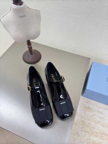方头 可爱 玛丽珍 方跟 印胶 Logo 单鞋 Prada 方圆跟 3.5Cm 简约设计 搭配三角标 Logo 的设计和简约的线条 很有格调 简单纯粹得色调 原