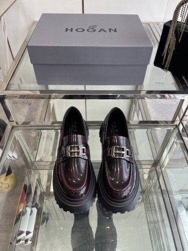 Hogan 霍根 乐福鞋 休闲皮鞋 这款乐福鞋采用进口牛皮精心制作 鞋面饰以品牌饰扣装饰 别具一格 简约不失大气 舒适度好轻质不累脚 款式优雅 随意搭配皮质质感