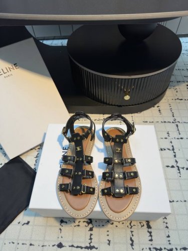 celine 25Ss 新款凉鞋 这一季的赛琳又让我重新爱了它一次这季节美鞋太多 这款凉拖真是无敌好搭配 设计搭配经典的 Logo 作为点缀整体视觉特别耐看又好