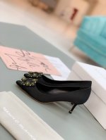 顶级品质 可对比市场盗图低端 Manolo Blahni*K长期做货 24新春Mb永恒经典钻扣系列 超级超级爱Mb这双高跟鞋 钻扣的设计超级美 好想再入不同色