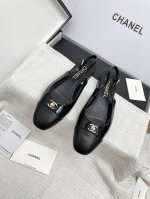 飞机盒10 Chanel香奈儿2025新款双C拼色后空中古凉鞋 这款经典设计；不平凡的双C拥入了多种配色元素 多元化混搭非常好看百搭，上脚非常轻巧 舒适超级秀气