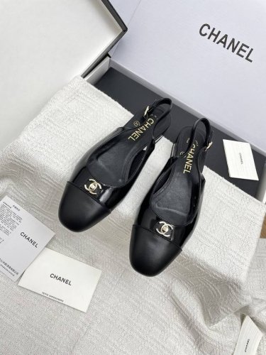 飞机盒10 Chanel香奈儿2025新款双C拼色后空中古凉鞋 这款经典设计；不平凡的双C拥入了多种配色元素 多元化混搭非常好看百搭，上脚非常轻巧 舒适超级秀气