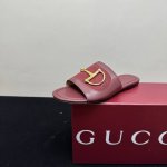2025古奇Gucci古驰夏季最新D字扣浅金马衔扣拼接平底拖鞋 鞋面：进口高档羊皮 老花Gg帆布 内里 垫脚：全粒纹高档小羊皮 鞋底：真皮底 跟高：平跟 配码：