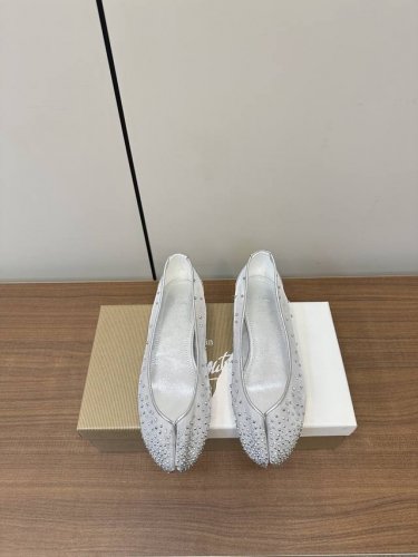 cl× Mm6 ｜马吉拉联名款平底分趾鞋烫钻款 Christianlorbortin和Maisonmargiela25Ss新款联名分趾平底鞋即高定又时尚！Bri