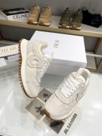 顶级版本迪家早春新品C'est 系列新款流苏运动鞋 CD这款羊猄皮流苏细节新颖别致. 慵懒中带着精致品味. 付带内增高，以绒面牛皮革和网眼织物制作，轻盈透气。侧