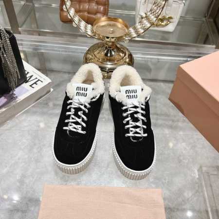 出厂 Miu Miu 24ss 缪缪厚底饼干底 24ss 春夏新款英伦风系带 小白鞋 休闲鞋 MiuMiu秀场适当独一无二的擦色工艺工艺来自Miu Miu系列的 - 点击图像关闭