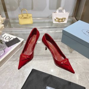 PRADA 普拉达 24 出厂价 专柜走秀款尖头单鞋 三角扣标 高跟 早春走秀款！鞋面：高定制漆皮面料 内里：进口水染羊皮大底：原版意大利真皮大底 跟高：7.5
