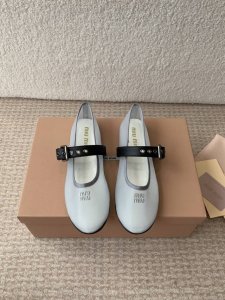 miumiu 缪缪25夏季新品玛丽珍芭蕾舞跳舞鞋平底简易单鞋奶奶鞋！ 满满的少女心，款式设计可爱优雅不乏美艳色彩，简简单单又藏着小心机，优雅大方低调显气质，可咸