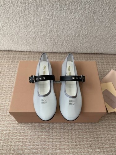 miumiu 缪缪25夏季新品玛丽珍芭蕾舞跳舞鞋平底简易单鞋奶奶鞋！ 满满的少女心，款式设计可爱优雅不乏美艳色彩，简简单单又藏着小心机，优雅大方低调显气质，可咸