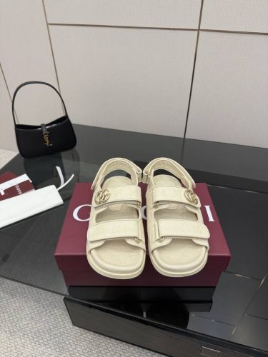 橙子出厂价p gucci 古驰 春夏新款 Gg压纹魔术贴平底凉鞋 沙滩休闲女士凉鞋 现代设计美学探索独特匠心之路 巧妙融合品牌经典元素与备受喜爱的品牌标识 这款