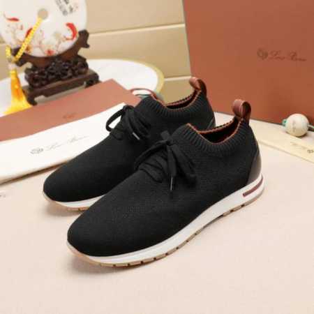 Loro Piana 这款新款绒面革网球鞋采用超低帮设计，适合全年穿着，并具有防泼水性能。包边鞋底营造轻松迷人的色彩组合，将功能性与低调个性风格和谐融合。打造都 - 点击图像关闭