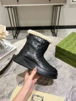 Gucci 巴黎时装周24年美丽奴羊皮毛一体雪地靴，提花面料LOGO头层牛皮澳洲进口羊毛内里， Gucc* 这款雪地靴它采用混纺羊毛毡于意大利制成，以柔软皮革饰