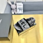 chanel 香奈儿 白色刺绣条纹logo加绒毛里一字平底拖鞋秋冬新款羊毛拖鞋 让我重新爱了它一次！这季节美鞋太多这款毛拖真的是让我无法自拔真太可爱了～ 面料：