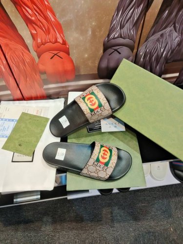 G 家高端男士夏季拖鞋，鞋面材质头层牛皮压印品牌logo，私模大底，细节完美，尽显大牌风范，休闲宽松舒适型，高品质精品，夏季必入哦！ Size：男38-46 女