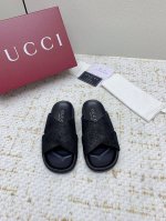 出厂 高版本 Gucci 夏季最新款凉鞋，拖鞋，沙滩鞋 百搭M多裙子 裤子，网红搭配不同颜色袜子穿也超级洋气 Gucci原版牛皮面 双G~Logo Tpu防滑大