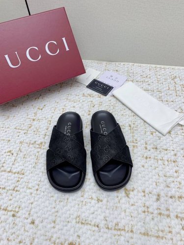 出厂 高版本 Gucci 夏季最新款凉鞋，拖鞋，沙滩鞋 百搭M多裙子 裤子，网红搭配不同颜色袜子穿也超级洋气 Gucci原版牛皮面 双G~Logo Tpu防滑大