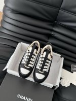 正确版本 Chanel 25C经典运动鞋上新色！ 更多配色可以带图问！鞋面采用进口牛皮拼接丝绸面料！认准我家实拍高品质！ 原版开模五金双C扣发泡组合大底！ 上脚