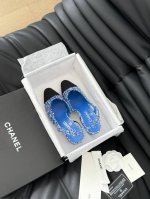 Chanel 经典Slingback后空凉鞋 前几年一直在做这个款 今年我们还是重新购版，再次精细Copy。 发现新版面的鞋面线条和形体舒适度都做了微调！ 这个