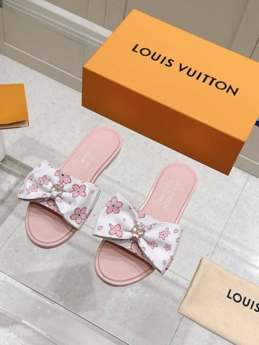 女款 Lv X Tm 路易威登X村上隆联名6Am 系列 白三彩 平底 凉拖鞋超大蝴蝶结 原版购入开发 做货 本款 6Am 凉拖出自路易威登 X 村上隆再版系列，