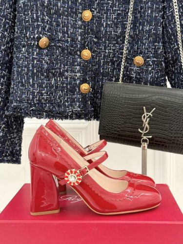 厂价 Roger Vivier Rv经典 水钻扣玛丽珍鞋 精致到骨子里的玛丽珍 不显成熟而是带有那种清纯感 上脚舒适 且超好看哦！ 面料采用原版定制皮料 内里垫