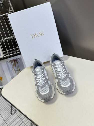 Dior迪奥Chrono系列运动鞋 太古汇Rmb11870购入开发 这款Dior Chrono运动鞋延续经久不衰的轮廓 采用网纱精心制作 所以上脚会特别的舒服哦