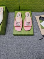 GucCi 饰水晶双G G造型配件为一系列女士鞋款注入摩登新韵。闪耀夺目的配件亮眼装点凉拖鞋和防水台浅口鞋等各式鞋款，在彩色漆皮或金属质感皮革的衬托下，尽显奢华