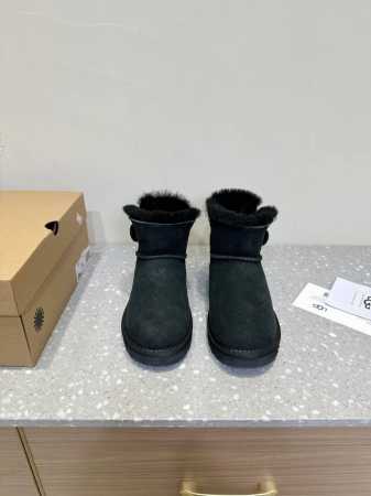 UGG 油叽叽 秋冬新款 包头拖鞋 毛毛拖鞋 棉鞋 真的是必须人手一双！慵懒随性的代表 穿搭上脚真的很高级 上脚包裹感超nice 很舒服，懒人必备，可以搭配衣柜 - 点击图像关闭