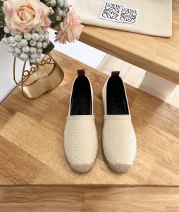 loewe罗意威 代购级 秋冬新款渔夫鞋，舒适轻便百搭，采用超甜马卡龙色系，这款单鞋采用高端牛仔布面料制成，饰有3D压印工艺细节设计，主打黑白色，在炎热的夏季来