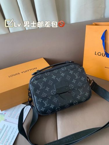 配折叠盒 Size：25*18 Lv 男士邮差包 Voyager邮差包 结构和辅料都时尚青春化， 包包的大小尺码刚刚好， 手感很软！但是很型哦！