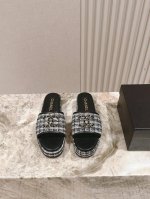 拖鞋 * 大爆款 225 专柜 正品级 版本 凉拖系列上新 每年春夏的爆款 不断增加新色 鞋面: 麻布拼接牛皮Logo 垫脚:羊皮 大底:原版大底 码数 35-