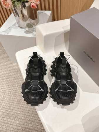 情侣款 女 男 Balenciaga巴黎世家登山鞋老爹鞋 情侣款 休闲这双鞋特点可以用三个关键词概括：复古，阔型，老爹鞋 配送专柜精美包装 面料：原版定制进口科 - 点击图像关闭