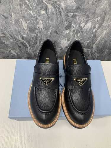 代购级 Prada 普拉达2024WA 秋季新款 厚底乐福鞋采用厚实鞋底，匠制细节与当代元素增添活力，原版1-1开发 彰显经典魅力 面料:原版进口牛皮 内里:牛