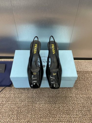 工厂价 PRADA 2025春夏新款方头高跟穆勒女鞋 普拉达粗跟果冻色时尚百搭后空凉鞋材质:鞋面进口牛漆皮+水染羊皮内里+意大利注塑真皮大底跟高：8.5CMSi