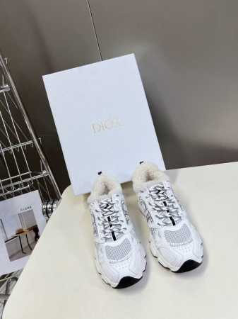 Dior迪奥Chrono系列运动鞋出毛里了 这款Dior chrono运动鞋延续经久不衰的轮廓，采用网纱精心制作，所以上脚会特别的舒服哦 饰以CD特殊工艺log - 点击图像关闭