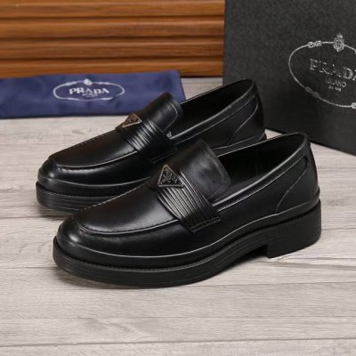 工厂p价 普拉达 prada 专柜1:1原版复刻，质量绝对原版大底，优质进口橡，耐磨防滑,永不脱胶，鞋面材质：进口头层牛皮防滑发泡大底，官网材料、内里材质：水染