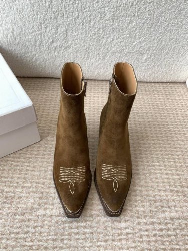 Celine 赛琳 24ss秋冬新品 复古粗跟 切尔西 尖头 铁扣短靴 塞琳这一季好看的款式真的是很多 比如这款军靴就很机车风 重点夸夸靴筒设计 完全不挑腿型
