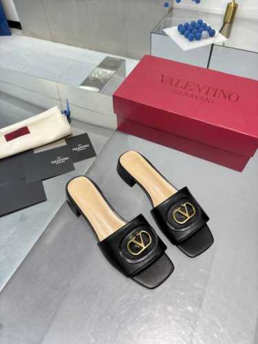 工厂P 华伦25Ss新品拖鞋，V扣又一完美的设计，抛弃了一贯铆钉元素、化繁为简、更加精致耐看上脚尽显优雅气质♀♀♀♀♀ 鞋面：进口牛皮 内里：羊皮 大底：意大利