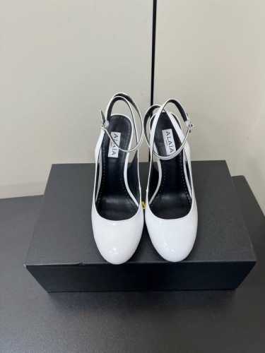 Alaia 2025 ｜小众新品爱心脚环扣带凉鞋 宝子们爱心透明高跟凉拖简直太可爱啦 透明的材质加上爱心鞋头设计 少女心满满呀 高度也很合适 穿上它走路稳稳的