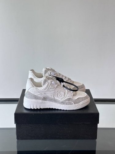 工厂P价 Pp[Philip Plein]2025新款上市， 顶级原单品质， 由混合皮革制成的低帮运动鞋为你的造型增添一些独特性，外侧独有的Pp标识，鞋胆皮革打